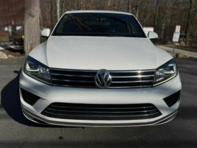 Белый Фольксваген Туарег, объемом двигателя 3 л и пробегом 66 тыс. км за 10000 $, фото 1 на Automoto.ua