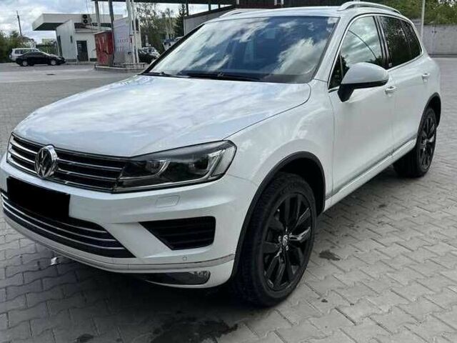 Белый Фольксваген Туарег, объемом двигателя 3 л и пробегом 110 тыс. км за 22000 $, фото 2 на Automoto.ua