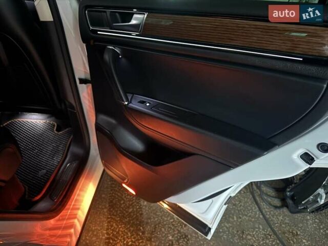 Белый Фольксваген Туарег, объемом двигателя 2.97 л и пробегом 215 тыс. км за 27900 $, фото 83 на Automoto.ua