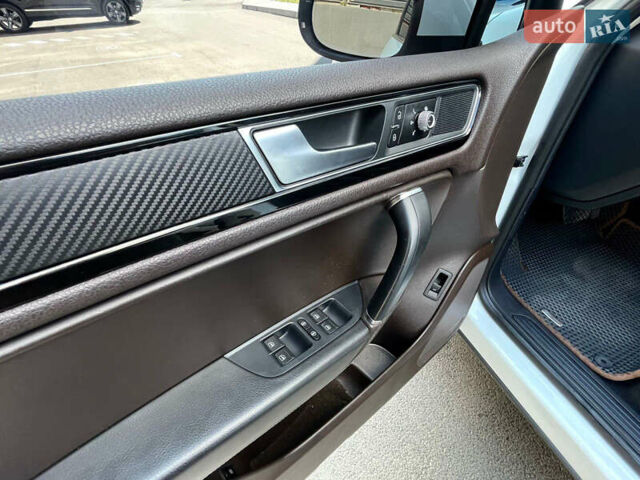 Белый Фольксваген Туарег, объемом двигателя 2.97 л и пробегом 237 тыс. км за 28500 $, фото 22 на Automoto.ua