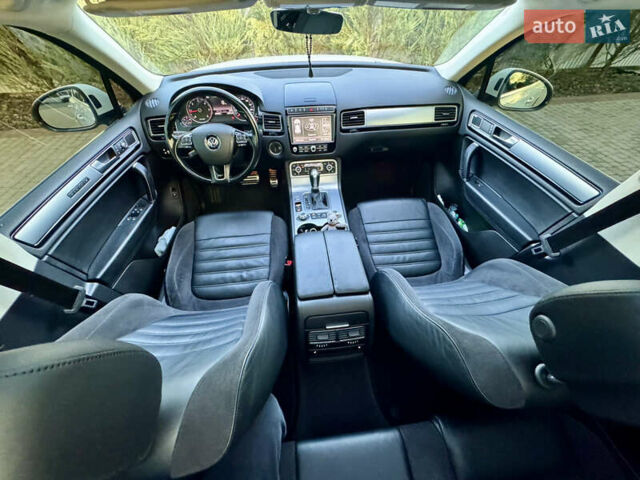 Білий Фольксваген Туарег, об'ємом двигуна 3 л та пробігом 229 тис. км за 32600 $, фото 31 на Automoto.ua