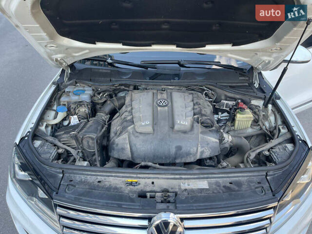 Белый Фольксваген Туарег, объемом двигателя 2.97 л и пробегом 237 тыс. км за 28500 $, фото 5 на Automoto.ua