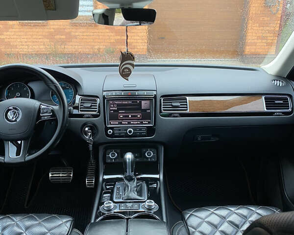 Білий Фольксваген Туарег, об'ємом двигуна 3 л та пробігом 215 тис. км за 28999 $, фото 3 на Automoto.ua