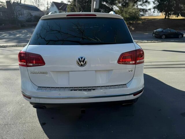 Білий Фольксваген Туарег, об'ємом двигуна 3 л та пробігом 57 тис. км за 8000 $, фото 4 на Automoto.ua