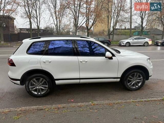 Белый Фольксваген Туарег, объемом двигателя 2.97 л и пробегом 161 тыс. км за 33000 $, фото 2 на Automoto.ua