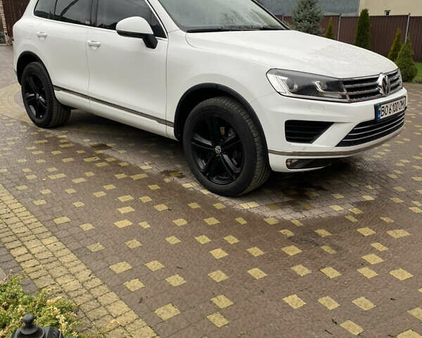 Білий Фольксваген Туарег, об'ємом двигуна 3 л та пробігом 215 тис. км за 28999 $, фото 2 на Automoto.ua