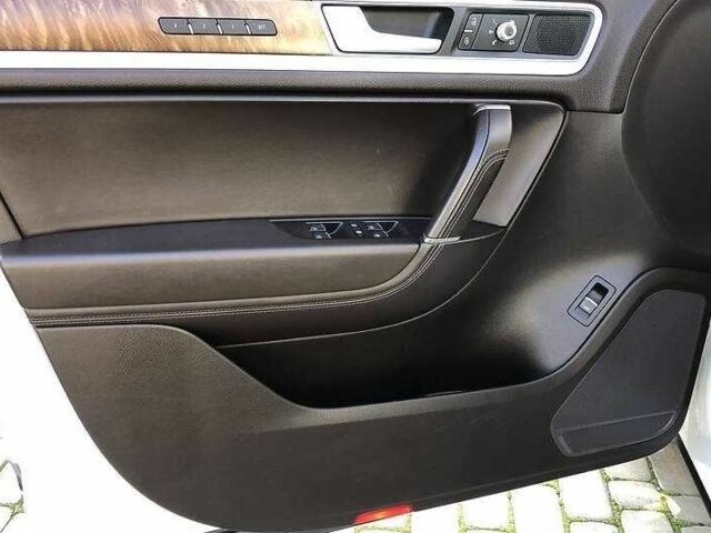 Белый Фольксваген Туарег, объемом двигателя 3 л и пробегом 136 тыс. км за 23000 $, фото 8 на Automoto.ua