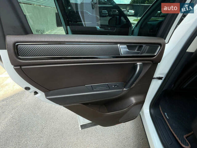 Белый Фольксваген Туарег, объемом двигателя 2.97 л и пробегом 237 тыс. км за 28500 $, фото 21 на Automoto.ua