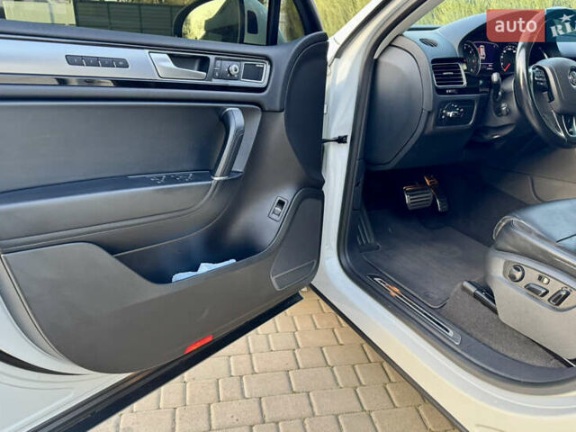 Білий Фольксваген Туарег, об'ємом двигуна 3 л та пробігом 229 тис. км за 32600 $, фото 26 на Automoto.ua