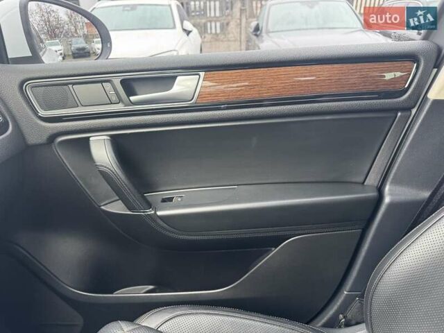 Белый Фольксваген Туарег, объемом двигателя 2.97 л и пробегом 215 тыс. км за 27900 $, фото 11 на Automoto.ua