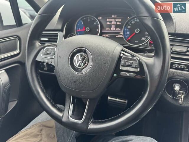 Белый Фольксваген Туарег, объемом двигателя 2.97 л и пробегом 215 тыс. км за 27900 $, фото 9 на Automoto.ua