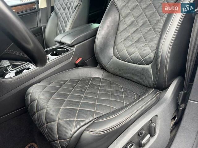 Белый Фольксваген Туарег, объемом двигателя 2.97 л и пробегом 215 тыс. км за 27900 $, фото 24 на Automoto.ua