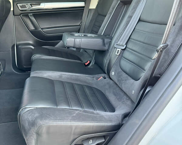 Білий Фольксваген Туарег, об'ємом двигуна 3 л та пробігом 229 тис. км за 32600 $, фото 33 на Automoto.ua