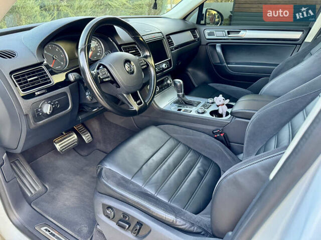Білий Фольксваген Туарег, об'ємом двигуна 3 л та пробігом 229 тис. км за 32600 $, фото 35 на Automoto.ua