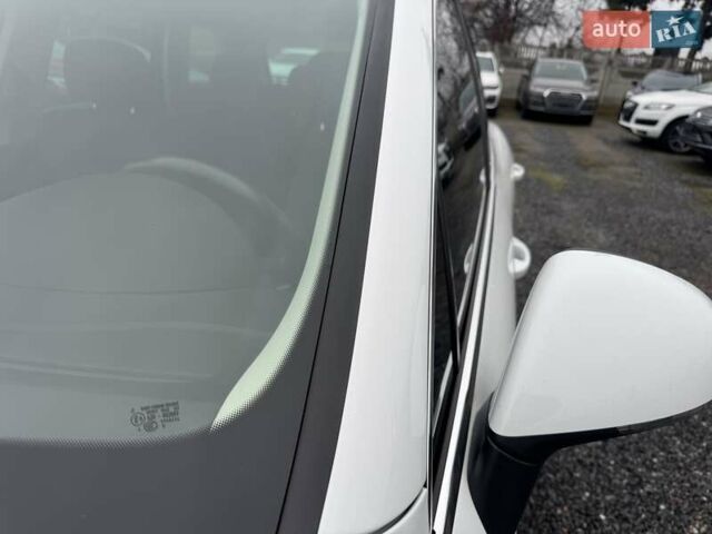 Белый Фольксваген Туарег, объемом двигателя 2.97 л и пробегом 215 тыс. км за 27900 $, фото 2 на Automoto.ua