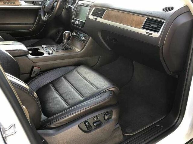 Белый Фольксваген Туарег, объемом двигателя 3 л и пробегом 136 тыс. км за 23000 $, фото 16 на Automoto.ua