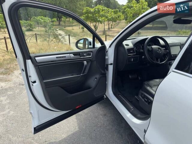 Белый Фольксваген Туарег, объемом двигателя 2.97 л и пробегом 185 тыс. км за 33500 $, фото 7 на Automoto.ua