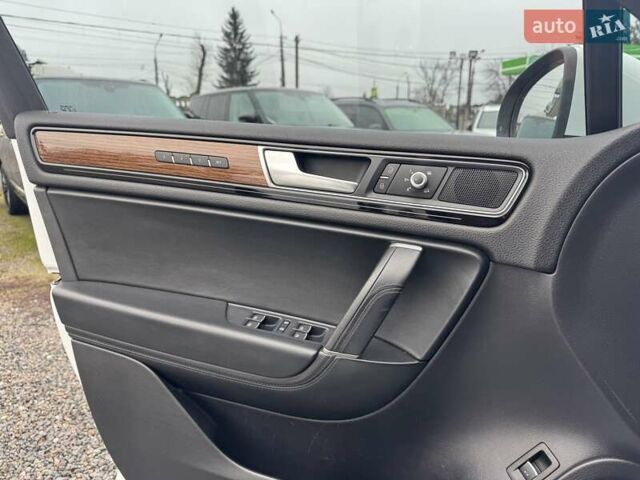 Белый Фольксваген Туарег, объемом двигателя 2.97 л и пробегом 215 тыс. км за 27900 $, фото 74 на Automoto.ua