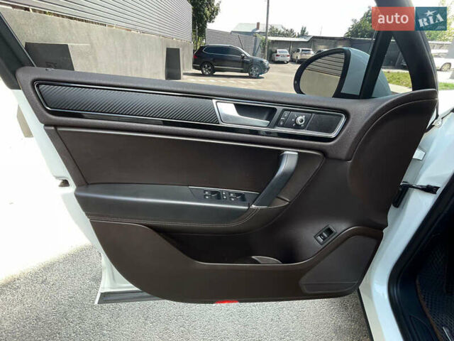 Белый Фольксваген Туарег, объемом двигателя 2.97 л и пробегом 237 тыс. км за 28500 $, фото 32 на Automoto.ua