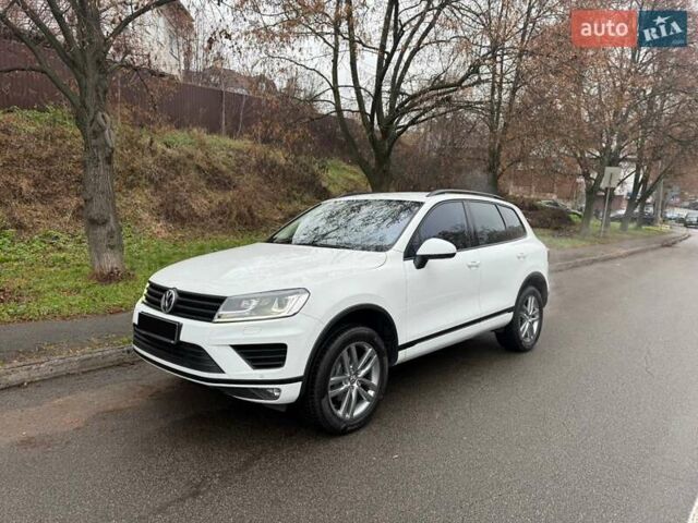 Белый Фольксваген Туарег, объемом двигателя 2.97 л и пробегом 161 тыс. км за 33000 $, фото 1 на Automoto.ua