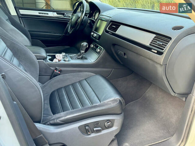 Білий Фольксваген Туарег, об'ємом двигуна 3 л та пробігом 229 тис. км за 32600 $, фото 36 на Automoto.ua