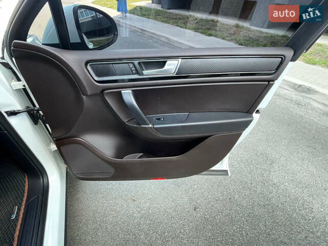 Белый Фольксваген Туарег, объемом двигателя 2.97 л и пробегом 237 тыс. км за 28500 $, фото 12 на Automoto.ua