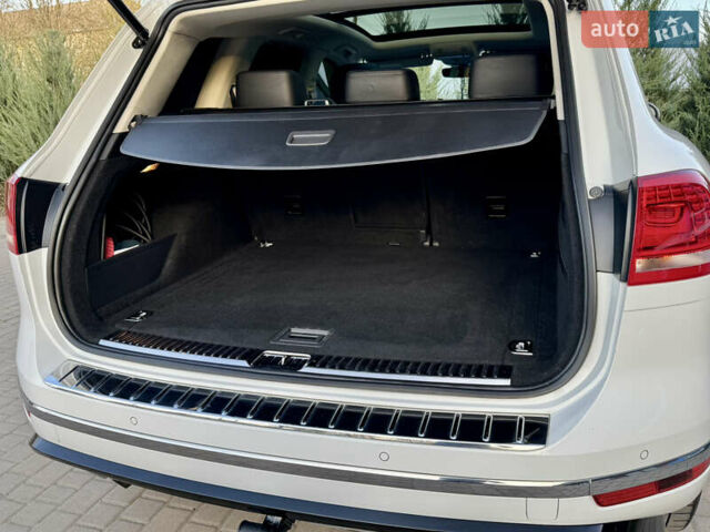 Білий Фольксваген Туарег, об'ємом двигуна 3 л та пробігом 229 тис. км за 32600 $, фото 37 на Automoto.ua