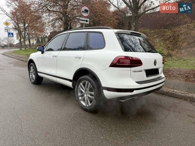 Белый Фольксваген Туарег, объемом двигателя 2.97 л и пробегом 161 тыс. км за 33000 $, фото 4 на Automoto.ua
