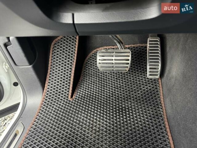 Белый Фольксваген Туарег, объемом двигателя 2.97 л и пробегом 215 тыс. км за 27900 $, фото 76 на Automoto.ua