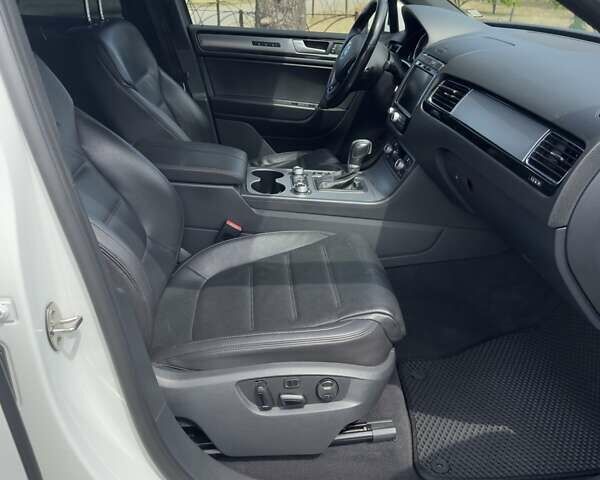 Белый Фольксваген Туарег, объемом двигателя 2.97 л и пробегом 185 тыс. км за 33500 $, фото 14 на Automoto.ua