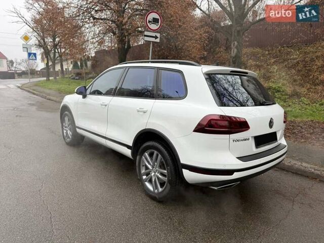 Белый Фольксваген Туарег, объемом двигателя 2.97 л и пробегом 161 тыс. км за 33000 $, фото 3 на Automoto.ua