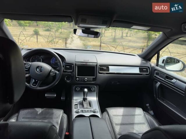 Белый Фольксваген Туарег, объемом двигателя 2.97 л и пробегом 185 тыс. км за 33500 $, фото 16 на Automoto.ua