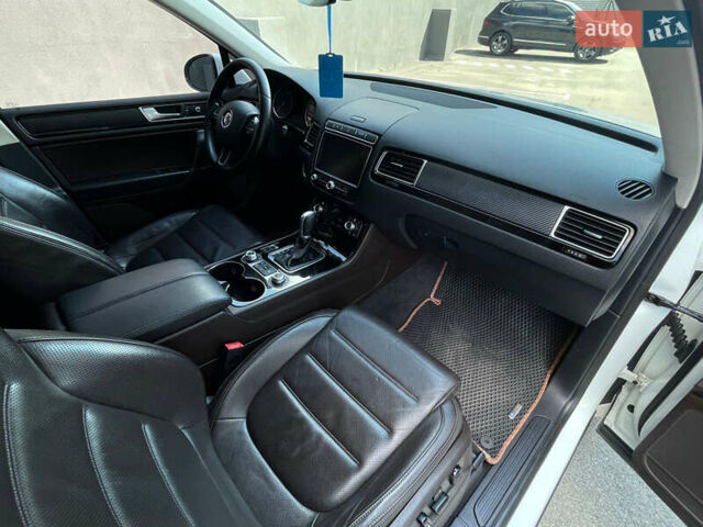 Белый Фольксваген Туарег, объемом двигателя 2.97 л и пробегом 237 тыс. км за 28500 $, фото 8 на Automoto.ua