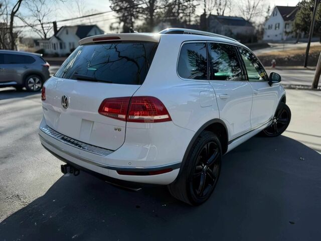 Білий Фольксваген Туарег, об'ємом двигуна 3 л та пробігом 57 тис. км за 8000 $, фото 3 на Automoto.ua