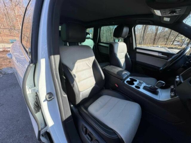 Белый Фольксваген Туарег, объемом двигателя 3 л и пробегом 66 тыс. км за 10000 $, фото 9 на Automoto.ua