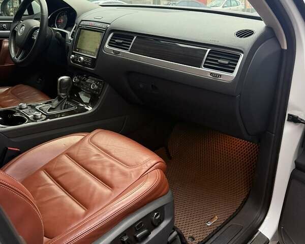 Белый Фольксваген Туарег, объемом двигателя 2.97 л и пробегом 161 тыс. км за 33000 $, фото 26 на Automoto.ua