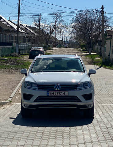 Білий Фольксваген Туарег, об'ємом двигуна 2.97 л та пробігом 57 тис. км за 45000 $, фото 4 на Automoto.ua