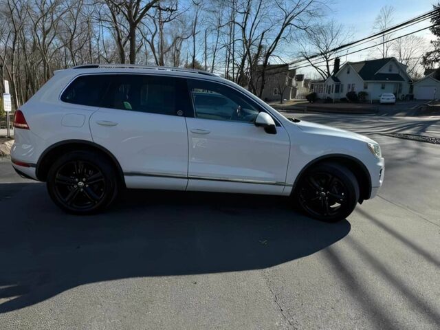 Білий Фольксваген Туарег, об'ємом двигуна 3 л та пробігом 57 тис. км за 8000 $, фото 6 на Automoto.ua