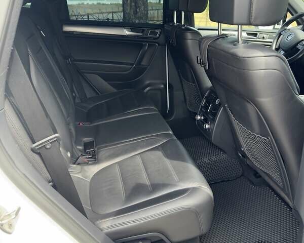 Белый Фольксваген Туарег, объемом двигателя 2.97 л и пробегом 185 тыс. км за 33500 $, фото 12 на Automoto.ua