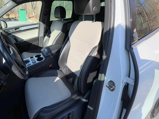 Білий Фольксваген Туарег, об'ємом двигуна 3 л та пробігом 57 тис. км за 8000 $, фото 7 на Automoto.ua