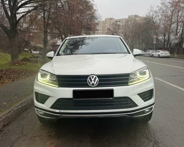 Белый Фольксваген Туарег, объемом двигателя 2.97 л и пробегом 161 тыс. км за 33000 $, фото 6 на Automoto.ua