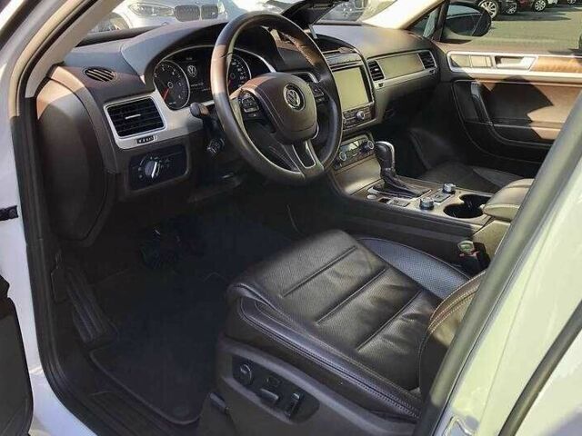 Белый Фольксваген Туарег, объемом двигателя 3 л и пробегом 136 тыс. км за 23000 $, фото 9 на Automoto.ua