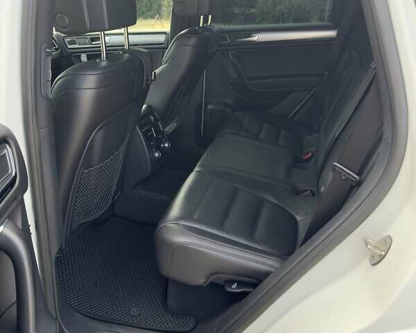 Белый Фольксваген Туарег, объемом двигателя 2.97 л и пробегом 185 тыс. км за 33500 $, фото 6 на Automoto.ua