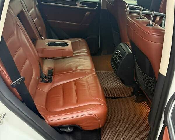 Белый Фольксваген Туарег, объемом двигателя 2.97 л и пробегом 161 тыс. км за 33000 $, фото 24 на Automoto.ua