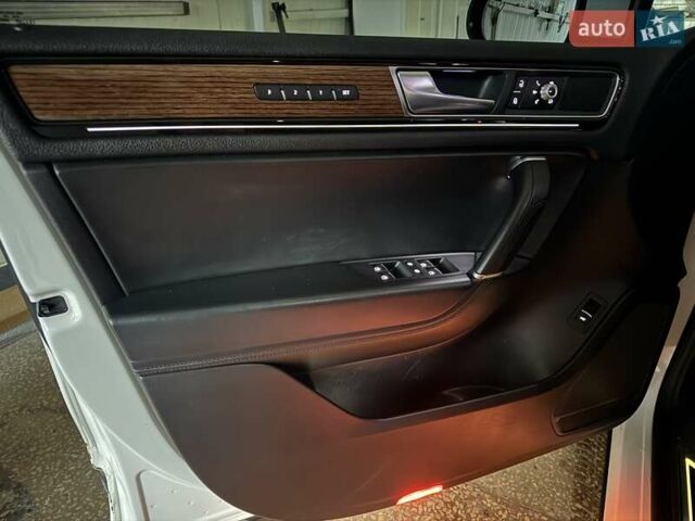 Белый Фольксваген Туарег, объемом двигателя 2.97 л и пробегом 215 тыс. км за 27900 $, фото 91 на Automoto.ua