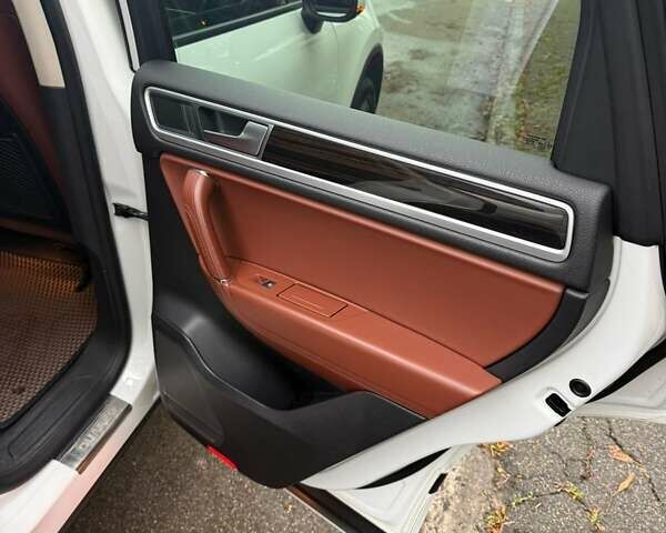 Белый Фольксваген Туарег, объемом двигателя 2.97 л и пробегом 161 тыс. км за 33000 $, фото 25 на Automoto.ua