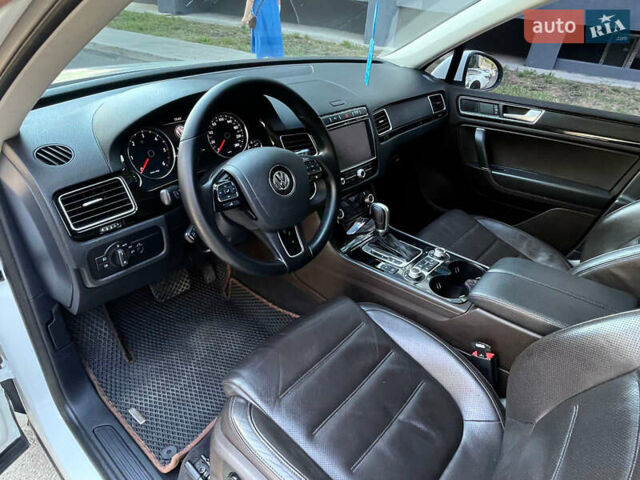 Белый Фольксваген Туарег, объемом двигателя 2.97 л и пробегом 237 тыс. км за 28500 $, фото 34 на Automoto.ua
