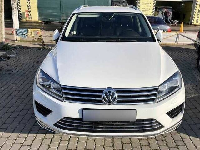 Белый Фольксваген Туарег, объемом двигателя 3 л и пробегом 136 тыс. км за 23000 $, фото 1 на Automoto.ua