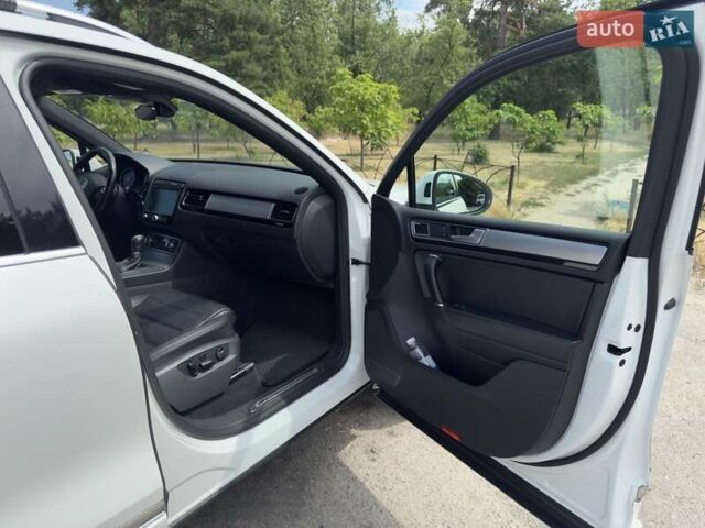 Белый Фольксваген Туарег, объемом двигателя 2.97 л и пробегом 185 тыс. км за 33500 $, фото 13 на Automoto.ua