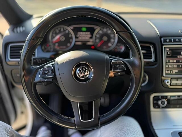 Білий Фольксваген Туарег, об'ємом двигуна 3 л та пробігом 57 тис. км за 8000 $, фото 8 на Automoto.ua